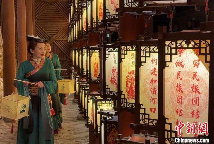 圖為游客身著古裝逛燈會?！堈裣?攝