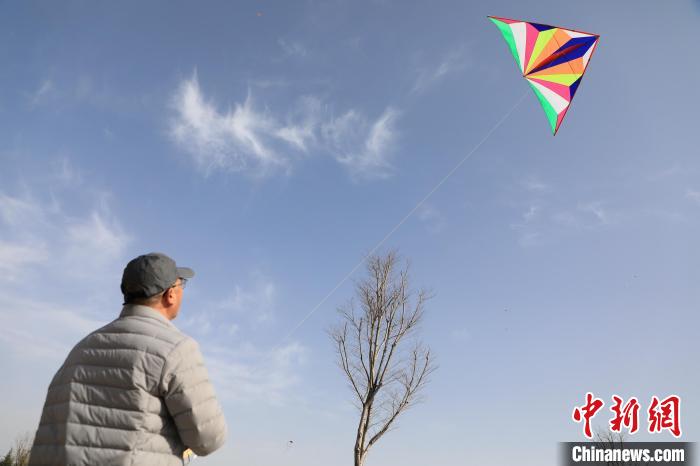 市民在放風箏。　鄧小強 攝