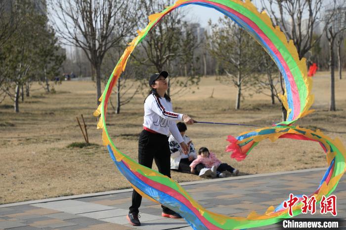 市民在公園里上演彩綢舞。　鄧小強 攝