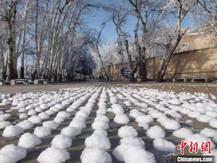 圖為春雪過后的莫高窟美不勝收?！≈鼙笕?攝