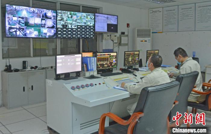 工人在中控室觀察各個(gè)生產(chǎn)車間運(yùn)行情況?！×趾霔v 攝