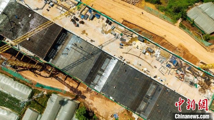 俯瞰正在建設的天府站多線橋鋼筋鋪架現(xiàn)場?！⒅铱?攝