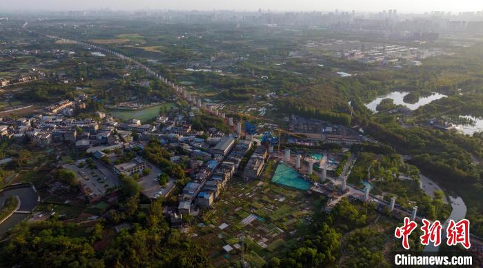 航拍正在建設中的成都至自貢高速鐵路成都段。　劉忠俊 攝