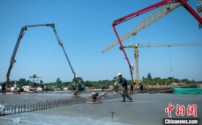 天府站多線橋施工澆筑現(xiàn)場?！⒅铱?攝