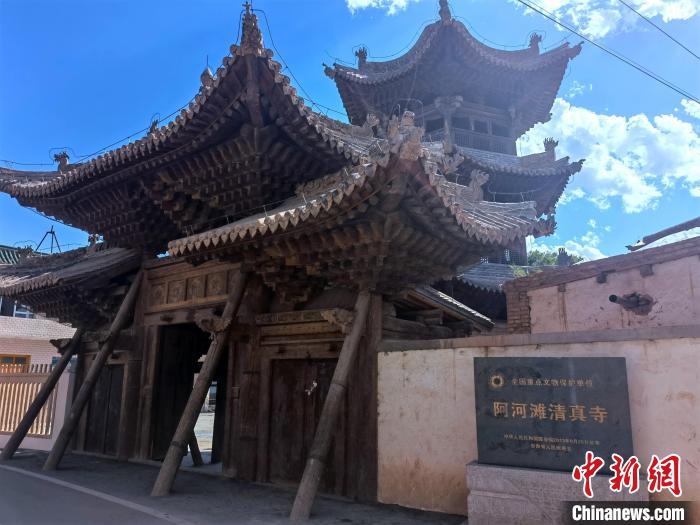 圖為集漢、藏、伊斯蘭風(fēng)格于一體的700年歷史的全國重點(diǎn)保護(hù)文物——阿河灘清真寺。　張海雯 攝