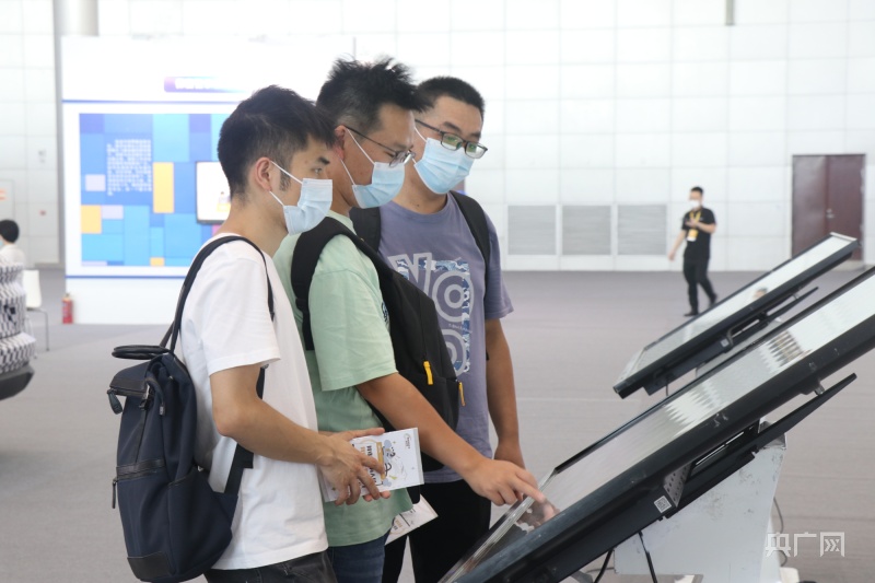 市民結(jié)伴而行，一起認(rèn)真了解網(wǎng)絡(luò)安全科普知識(shí)(央廣網(wǎng)記者 趙家慧 攝)