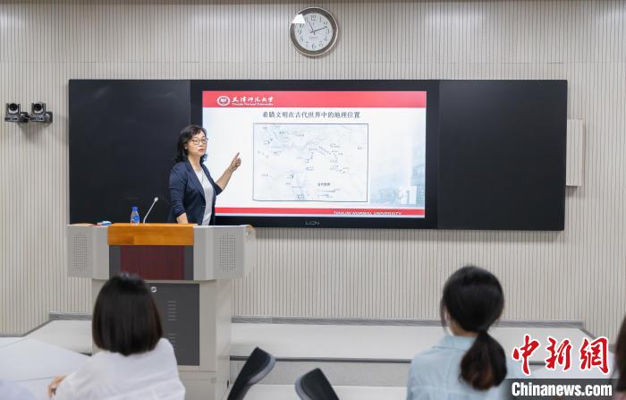 天津師范大學(xué)跨文化與世界文學(xué)研究院院長(zhǎng)、教授郝嵐正在為同學(xué)們上課?！⊥踉谟?攝