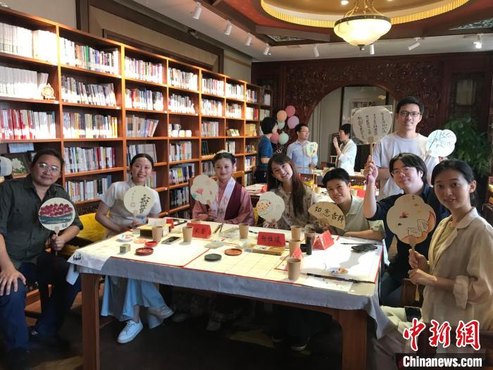 9月14日，“月動(dòng)臨秋扇”中華傳統(tǒng)文化沉浸式體驗(yàn)活動(dòng)在北京紀(jì)曉嵐故居舉辦。陳建新 攝 陳建新 攝