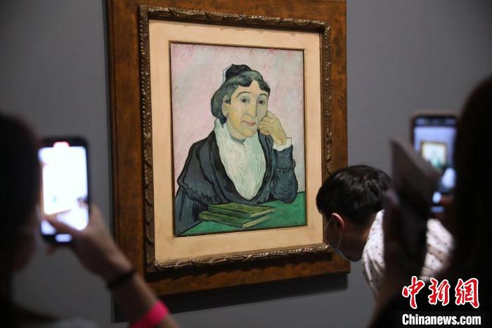 觀眾欣賞梵高畫作《阿爾勒婦女(吉努夫人肖像)》。　張亨偉 攝