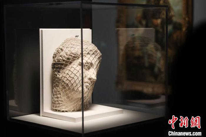 曼雷的裝置作品《維納斯》?！埡鄠?攝