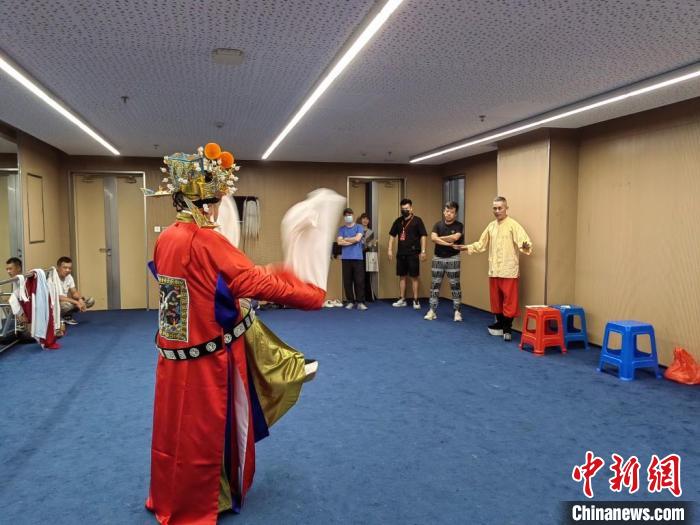 “天下第一團(tuán)”正在進(jìn)行練習(xí)。　昆山市文體廣電和旅游局供圖