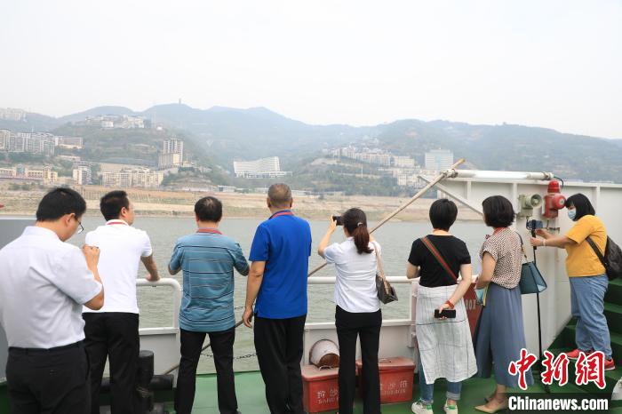 重慶市政協(xié)“同心聚力巴渝行”主題采訪團(tuán)15日走進(jìn)奉節(jié)，了解當(dāng)?shù)卣f(xié)委員護(hù)江成效?！×簹J卿 攝