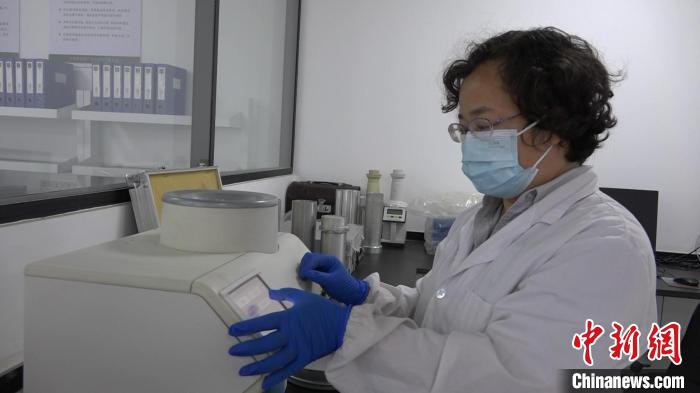 檢驗員對樣品進行檢測?！⊥趸萘?攝