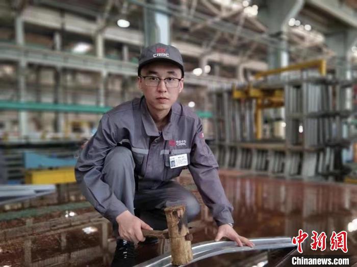 王漢卿在調(diào)修側(cè)墻彎梁?！∈茉L者供圖