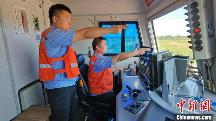 為確保首趟班列安全正點(diǎn)開行，東營鐵路運(yùn)輸分處認(rèn)真做好班列開行的各項(xiàng)準(zhǔn)備工作。　中鐵三局運(yùn)輸工程分公司供圖