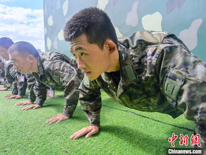 尤云龍正在和戰(zhàn)友進行體能訓(xùn)練?！×志杆?攝