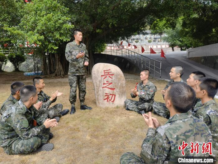 尤云龍為戰(zhàn)友講述父輩保家衛(wèi)國的故事。　鐘煒俊 攝