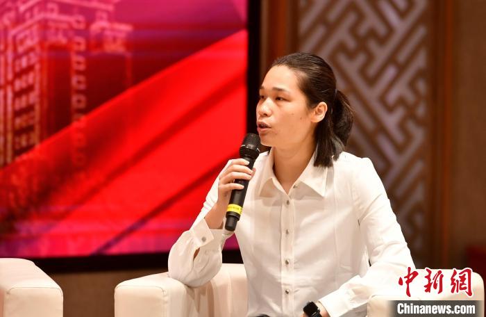 圖為林莉在福建師范大學分享會上發(fā)言?！蚊?攝