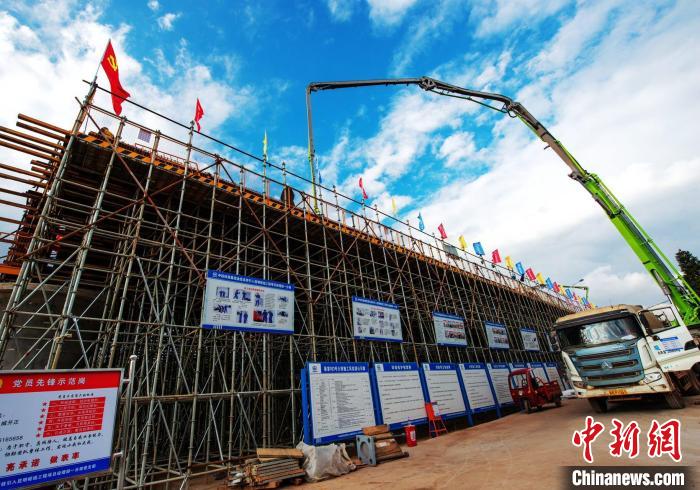 圖為渝昆高鐵云南段境內(nèi)首座大橋連續(xù)梁混凝土澆筑施工現(xiàn)場?！『螀矽i 攝
