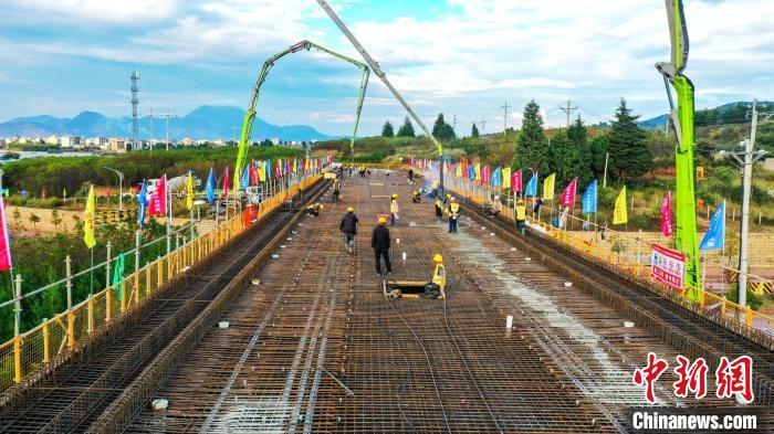 圖為渝昆高鐵云南段境內(nèi)首座大橋連續(xù)梁混凝土澆筑施工現(xiàn)場。　劉文貴 攝