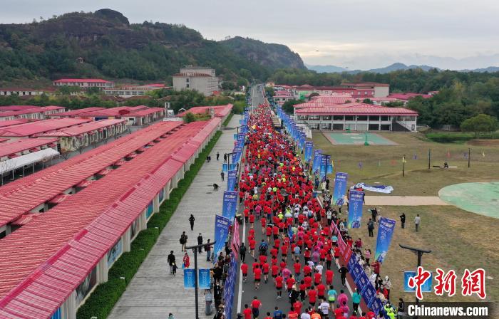 2022年龍虎山半程馬拉松鳴槍開跑?！⒅剧?攝