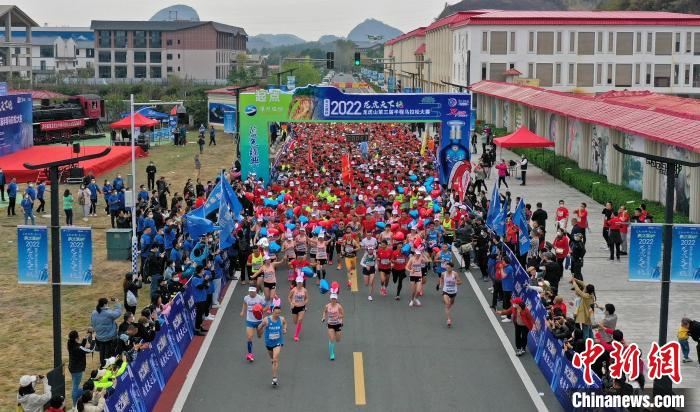 2022年龍虎山半程馬拉松鳴槍開跑?！⒅剧?攝
