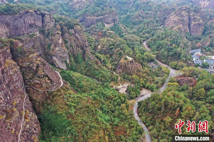 2022年龍虎山半程馬拉松鳴槍開跑?！⒅剧?攝