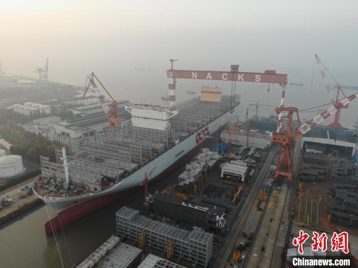 15日，全球綠色環(huán)保型集裝箱船“巨無霸”從江蘇出塢。　南通海事局供圖