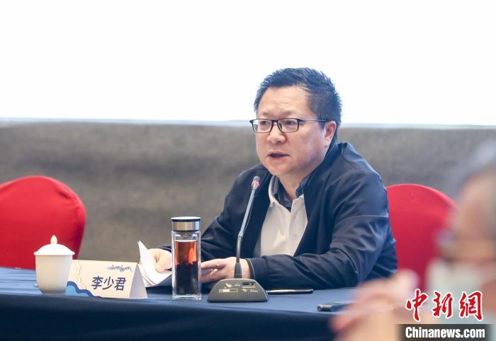 《詩刊》社主編李少君發(fā)言?！∠计挚h融媒體中心 供圖
