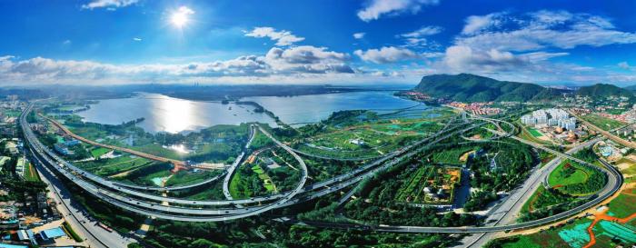 俯瞰昆明滇池沿岸。