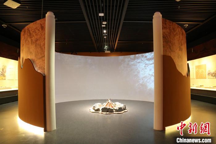 周口店遺址是迄今為止世界上同時(shí)期古人類遺址中，材料最豐富、最全面和最具代表性的一處遺址?！√胁┪镳^供圖