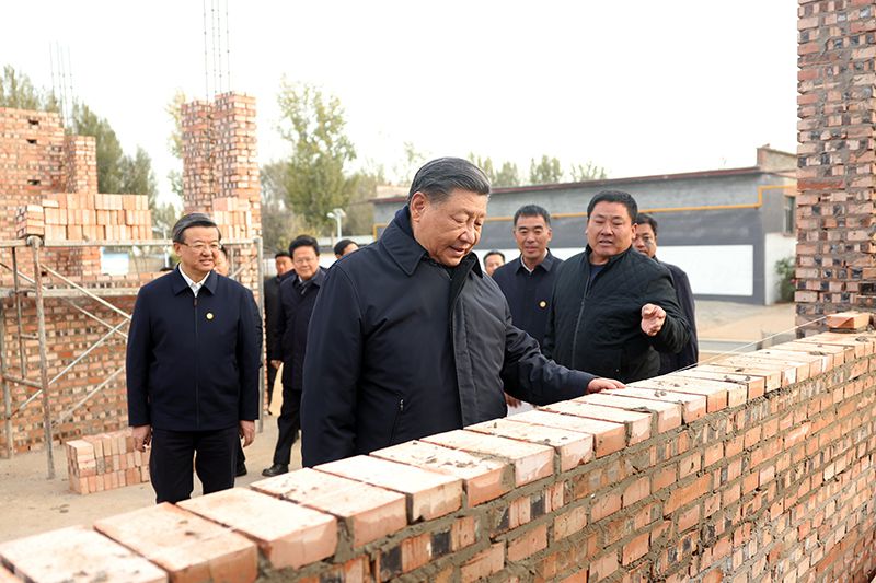 2023年11月10日，習(xí)近平總書記在河北保定涿州市刁窩鎮(zhèn)萬全莊村房屋重建施工現(xiàn)場考察。