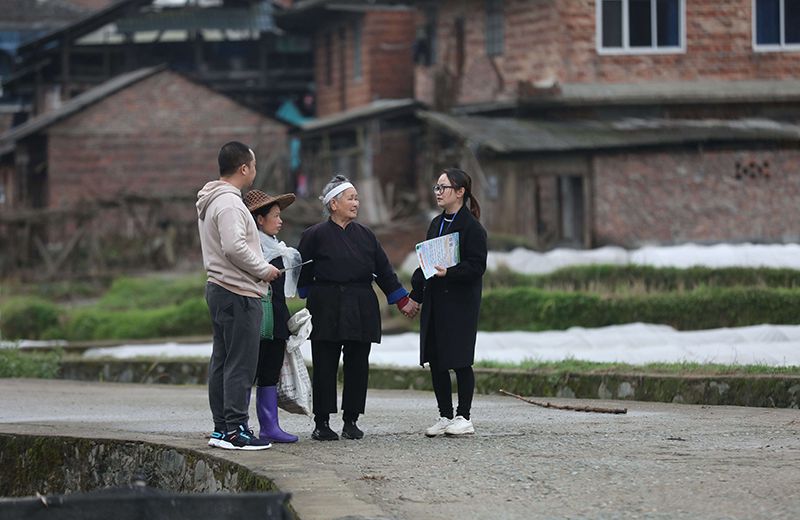 2022年3月24日，在廣西柳州市三江侗族自治縣良口鄉(xiāng)南寨村，紀(jì)檢監(jiān)察干部(右一、左一)在了解惠農(nóng)政策落實(shí)情況。
