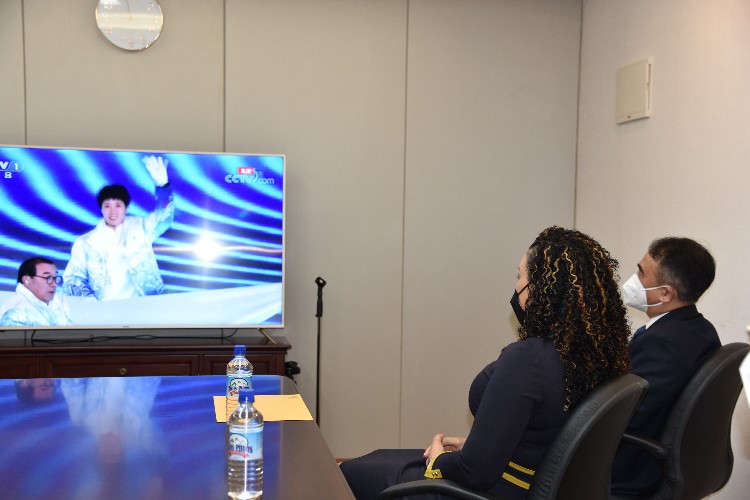 多米尼克友人與我外交官同看開(kāi)幕式。中國(guó)駐多米尼克使館供圖