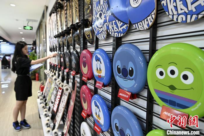 葉偉倫的體育用品公司推出了一系列IP授權(quán)款?！￡愺K旻　攝