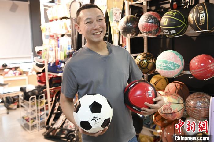 葉偉倫講述葉家在內(nèi)地的發(fā)展史，其中足球是他們家引以為傲的一個產(chǎn)品?！￡愺K旻 攝