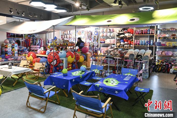 葉偉倫的體育用品公司推出了一系列產(chǎn)品?！￡愺K旻 攝