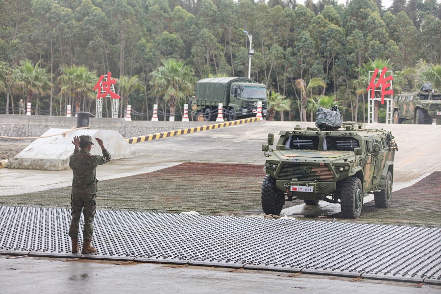 井岡山艦出發(fā)前進(jìn)行車輛裝載。井岡山艦供圖