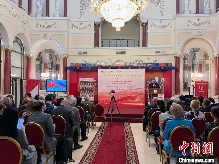 “今日中國”回顧與展望暨“閱讀中國”節(jié)目開播儀式活動現(xiàn)場。　田冰 攝