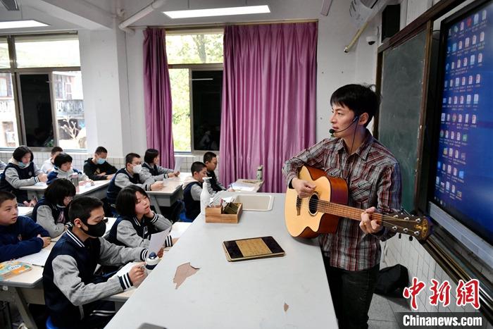 圖為3月16日，張家豪在福建福州延安中學教學。 <a target='_blank' href='/'><p  align=