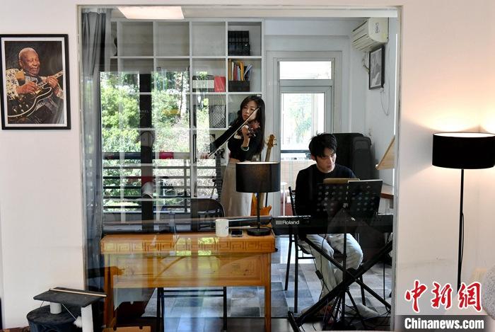 圖為3月10日，林佳臻(左)與張家豪在福建福州租的套房內(nèi)排練。 <a target='_blank' href='/'><p  align=