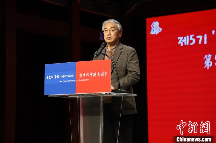 韓國前國務(wù)調(diào)整室長李錫駿致辭?！≈袊v韓國大使館供圖