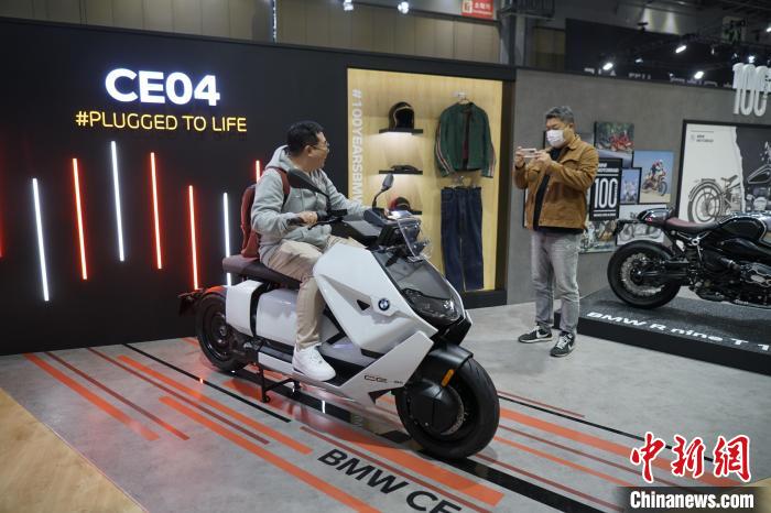 圖為觀眾在展會試駕車輛。　劉旭 攝