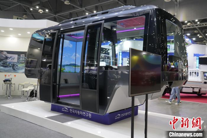 圖為展會上展示的無人駕駛移動出行工具?！⑿?攝