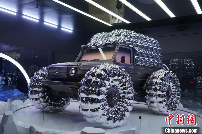 圖為梅賽德斯-奔馳和時尚品牌盟可睞(Moncler)共同設計的“Project MONDO G”?！⑿?攝