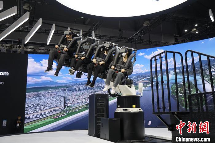 圖為觀眾在展會模擬體驗未來城市空中移動出行方式?！⑿?攝