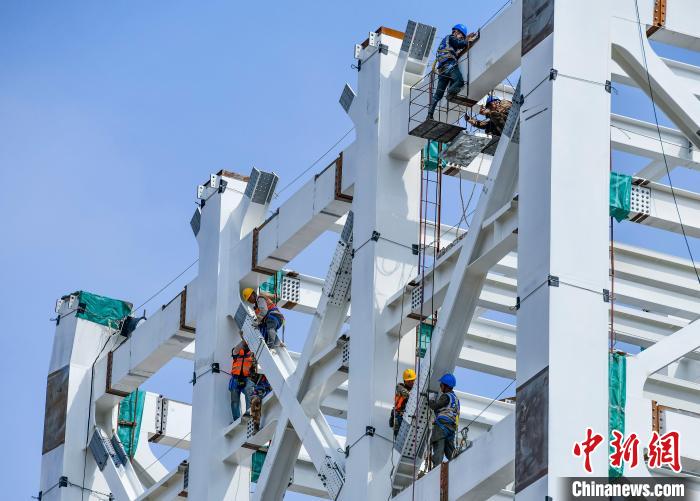 圖為海南商業(yè)航天發(fā)射場1號工位建設現(xiàn)場，工人正緊鑼密鼓施工?！●樤骑w 攝