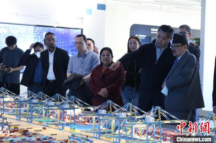 駐華使節(jié)和外交官參訪北部灣港智慧港口創(chuàng)新中心?！￡惽锵?攝