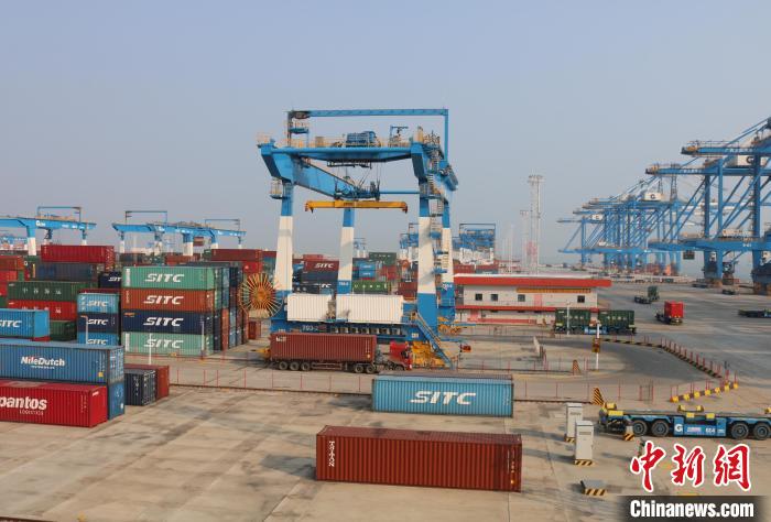 北部灣港欽州自動(dòng)化集裝箱碼頭。　陳秋霞 攝