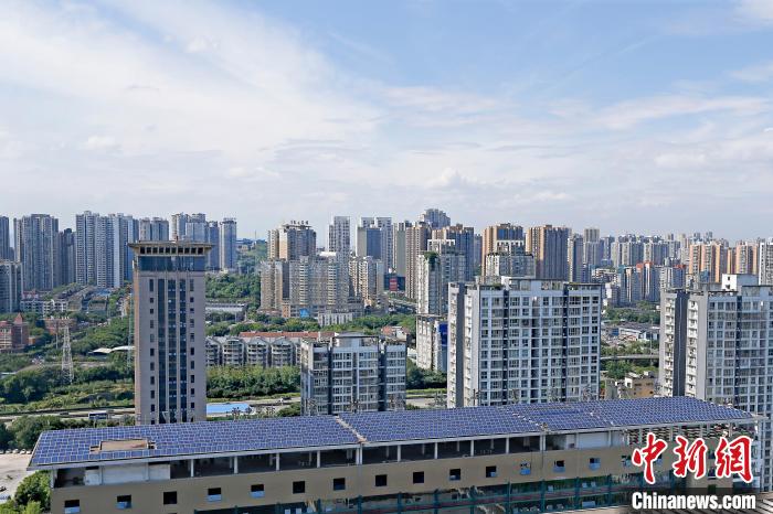 圖為輝騰能源在重慶市九龍坡區(qū)留學(xué)生創(chuàng)業(yè)園屋頂建設(shè)的光伏發(fā)電示范項(xiàng)目?！∈茉L(fǎng)企業(yè)供圖